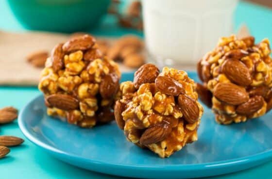 COMO PREPARAR BOLAS DE PALOMITAS CON CARAMELO Y ALMENDRAS