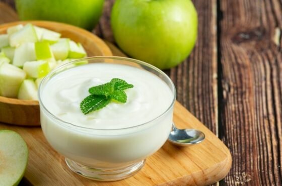 YOGURT NATURAL CON MANZANA