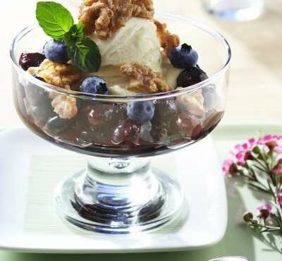 HELADO DE YOGURT CON COMPOTE DE BLUEBERRY Y NUECES CARAMELIZADAS