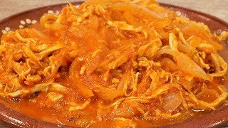 TOSTADAS DE TINGA CON CEBOLLA AMARILLA