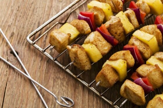 BROCHETAS DE POLLO CON PIÑA