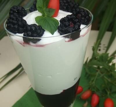 Chocolate blanco con espuma de blueberry.