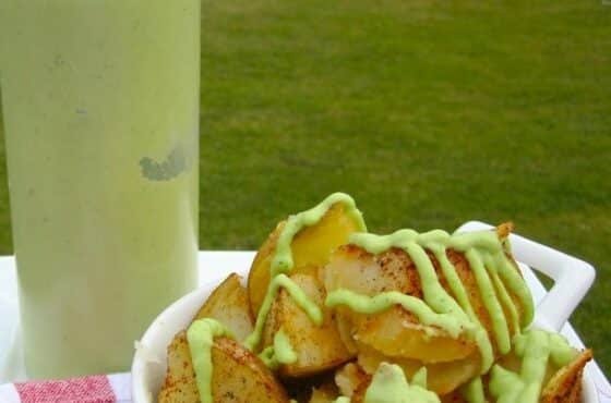 PAPAS CON ADEREZO DE AGUACATE Y FRUTAS